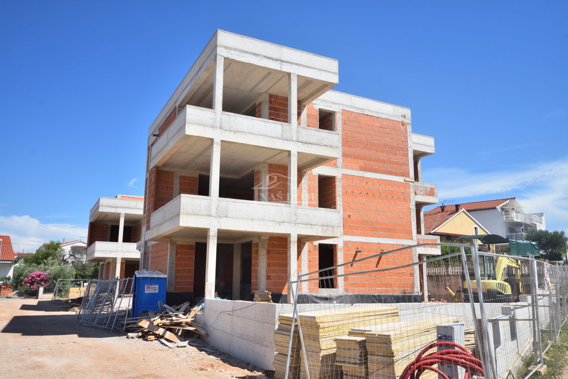 Luksuzni penthouse u Vodicama s pogledom na more – vanjski izgled zgrade