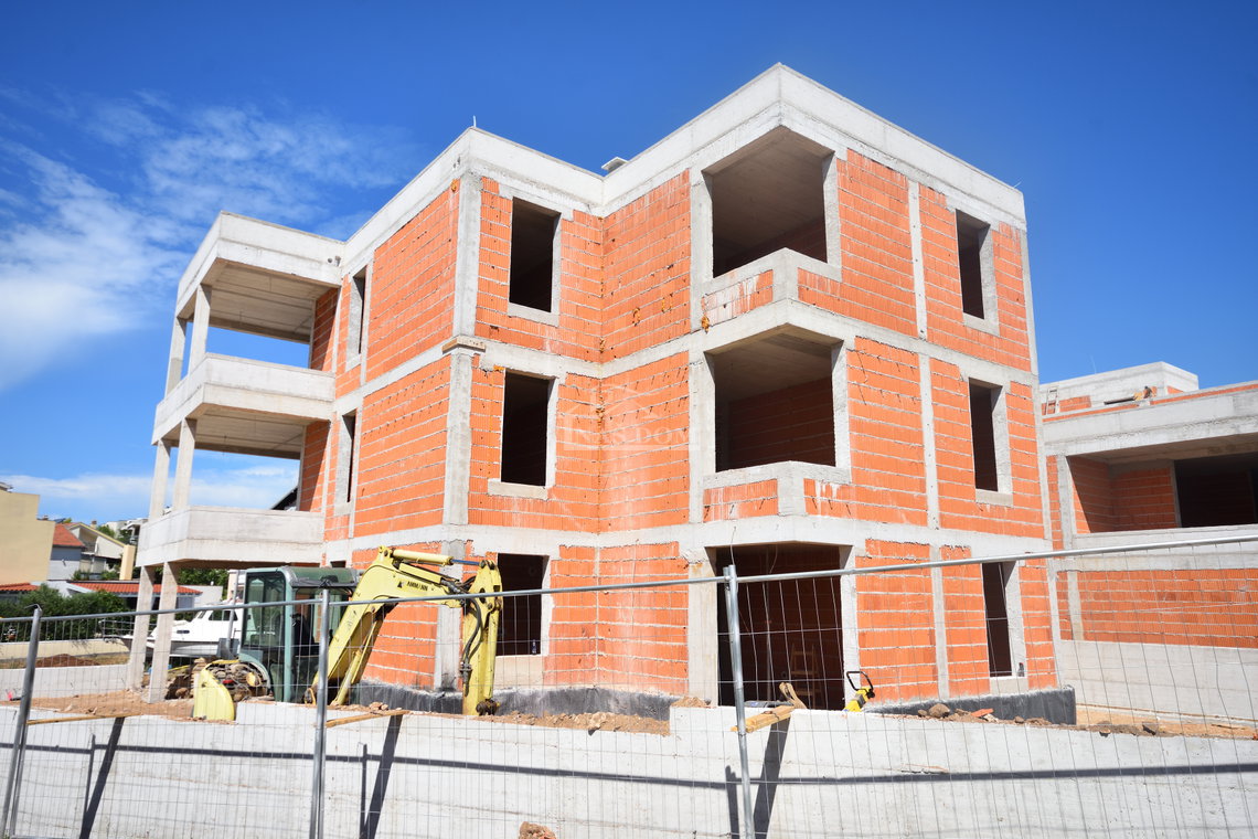 Luksuzni penthouse u Vodicama s pogledom na more – vanjski izgled zgrade