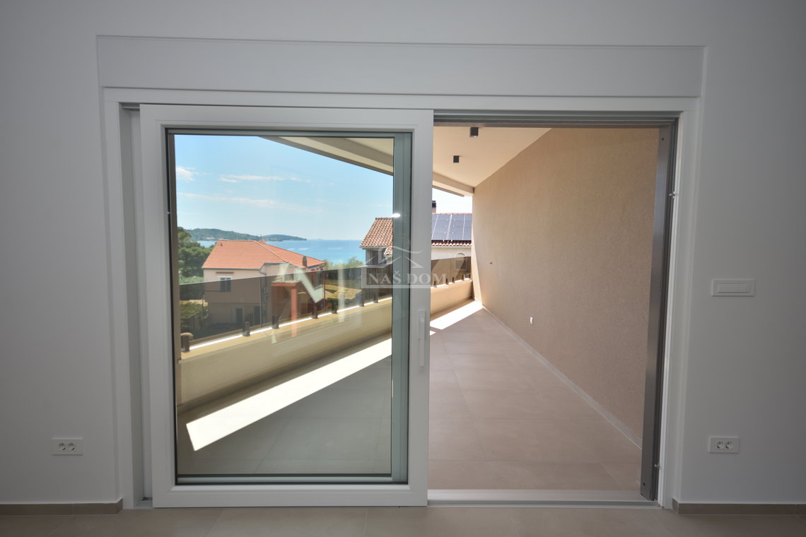 vodice nekretnine stan s liftom i pogledom na more
