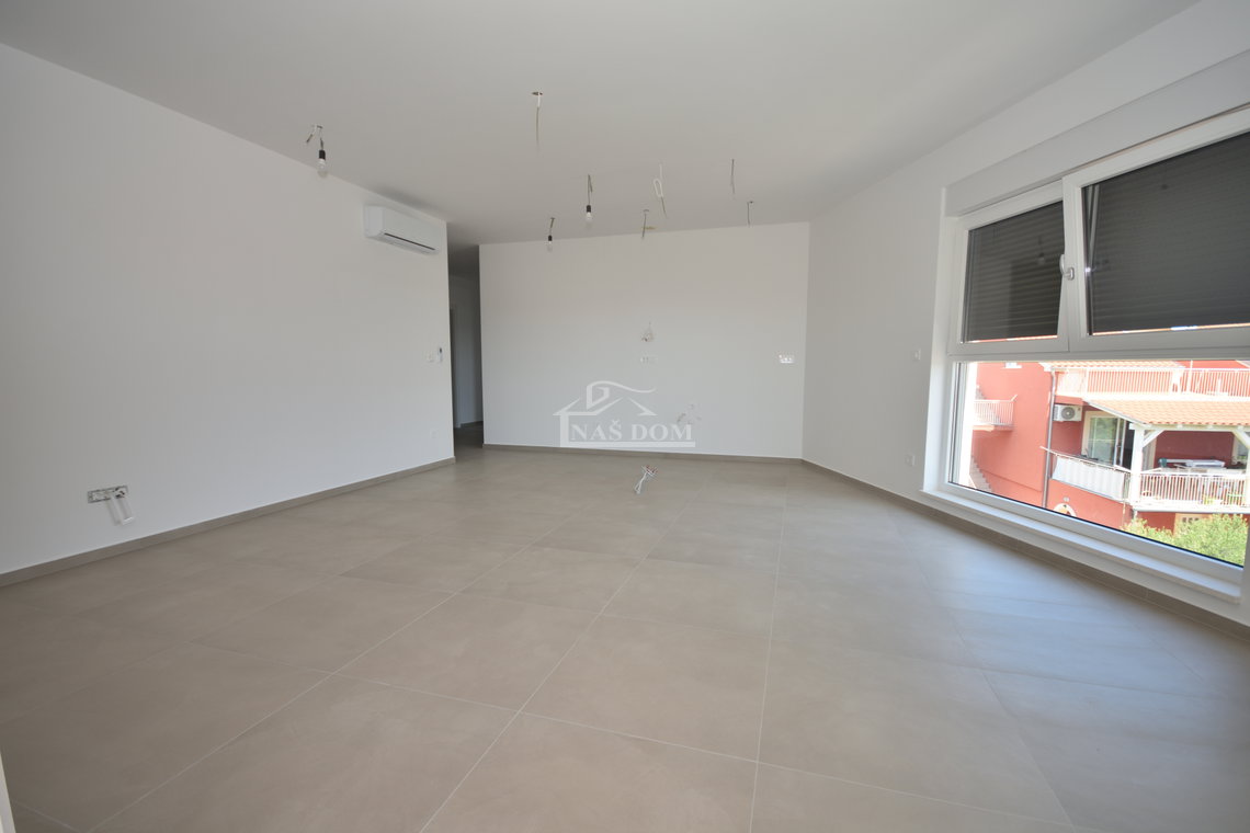 vodice nekretnine stan s liftom i pogledom na more