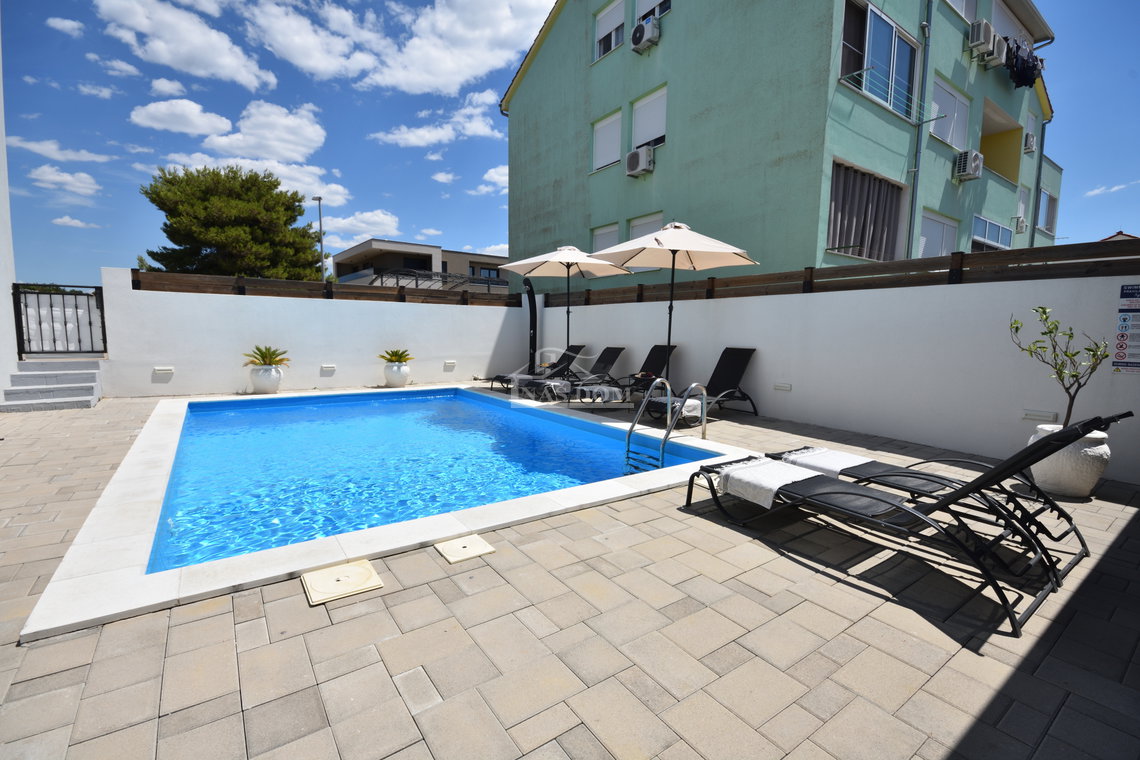 nekretnine vodice, stan s privatnim vrtom i bazenom