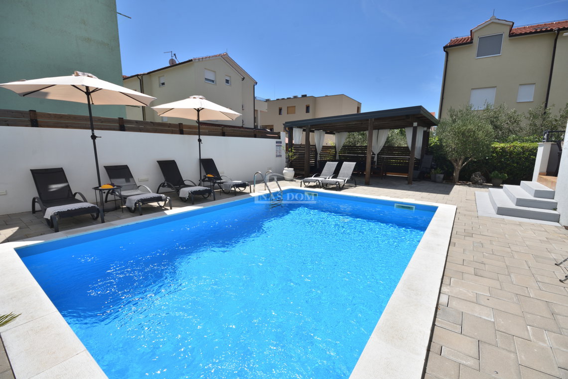 nekretnine vodice, stan s privatnim vrtom i bazenom
