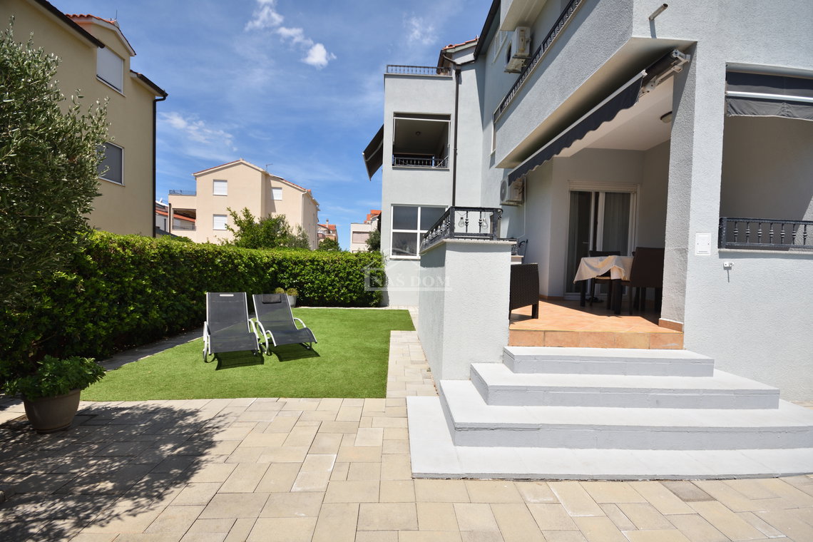 nekretnine vodice, stan s privatnim vrtom i bazenom