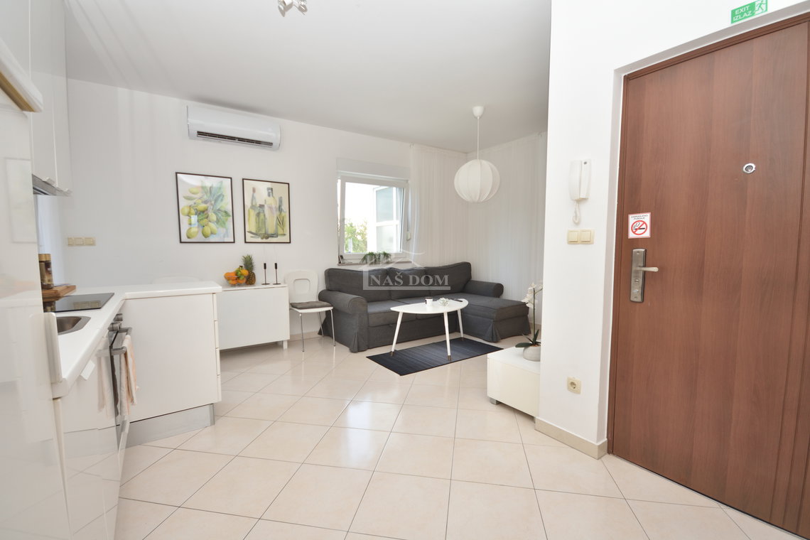 nekretnine vodice, stan s privatnim vrtom i bazenom