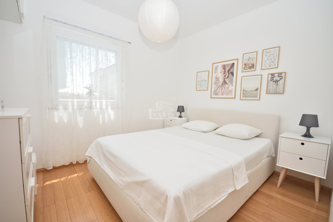 nekretnine vodice, stan s privatnim vrtom i bazenom