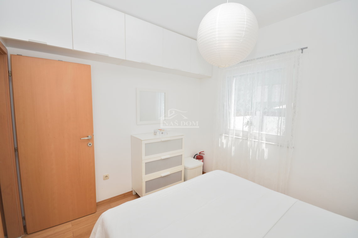 nekretnine vodice, stan s privatnim vrtom i bazenom