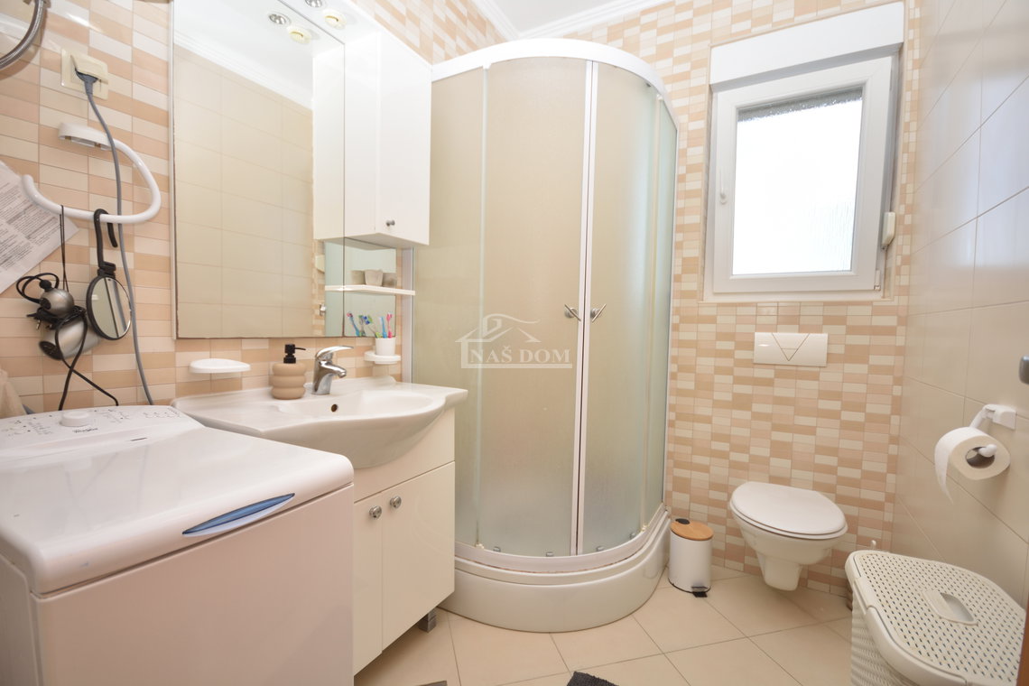 nekretnine vodice, stan s privatnim vrtom i bazenom