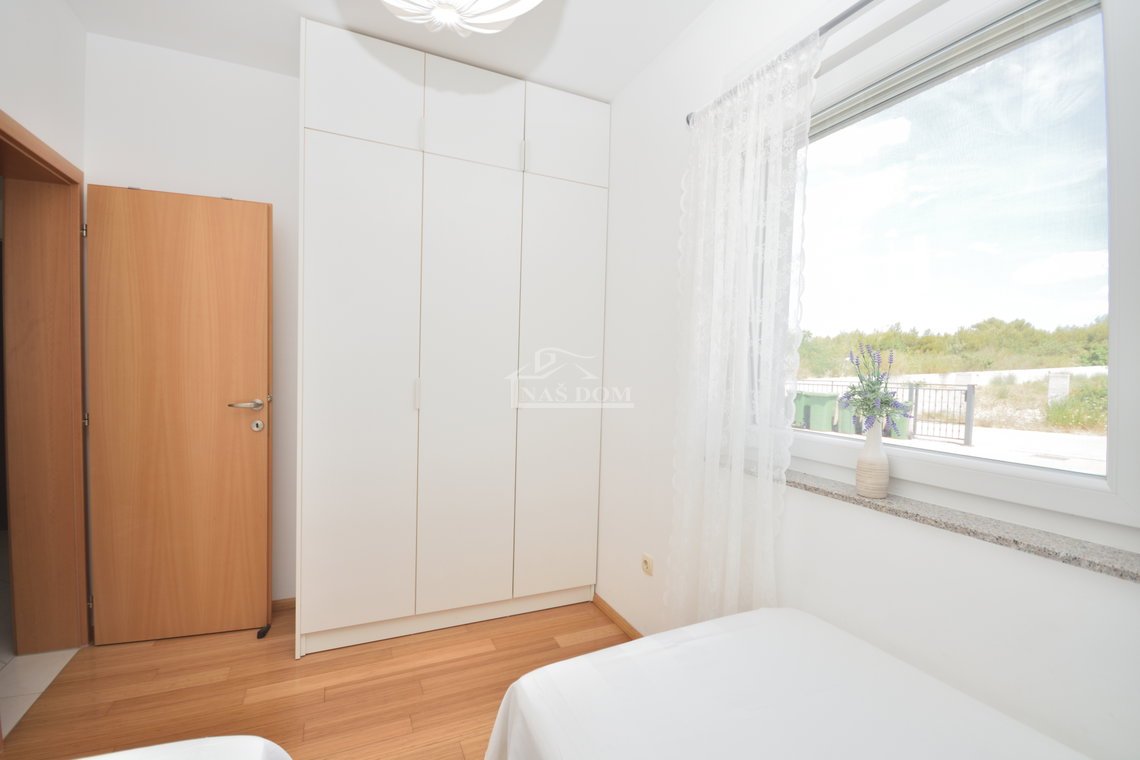 nekretnine vodice, stan s privatnim vrtom i bazenom