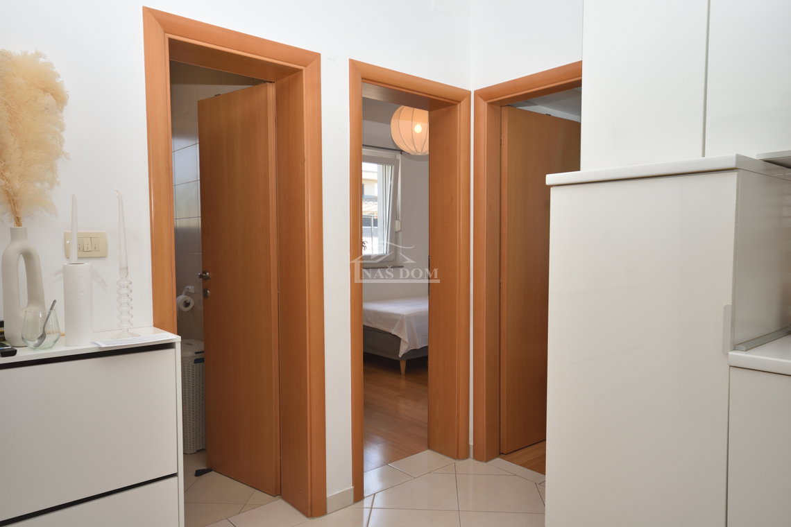 nekretnine vodice, stan s privatnim vrtom i bazenom