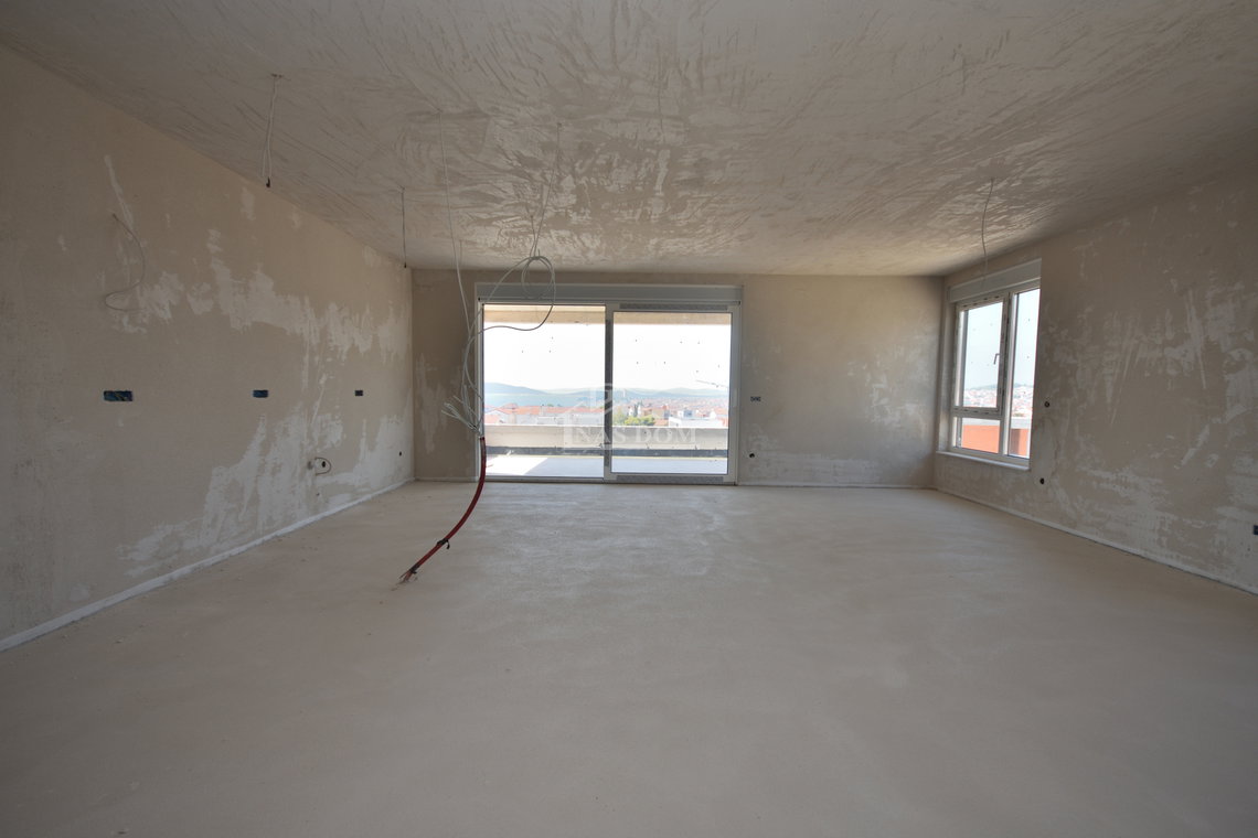 Luksuzni penthouse u Vodicama s panoramskim pogledom na more