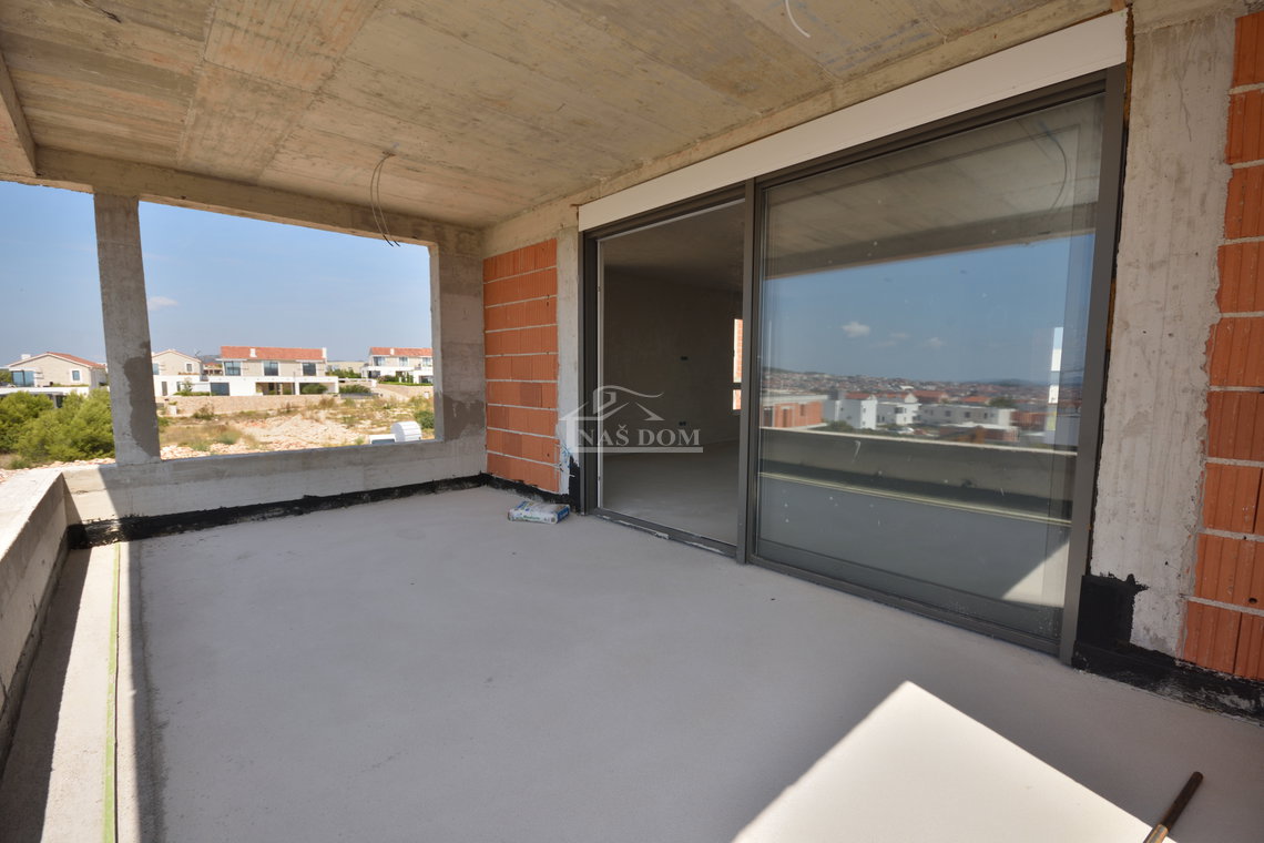 Luksuzni penthouse u Vodicama s panoramskim pogledom na more
