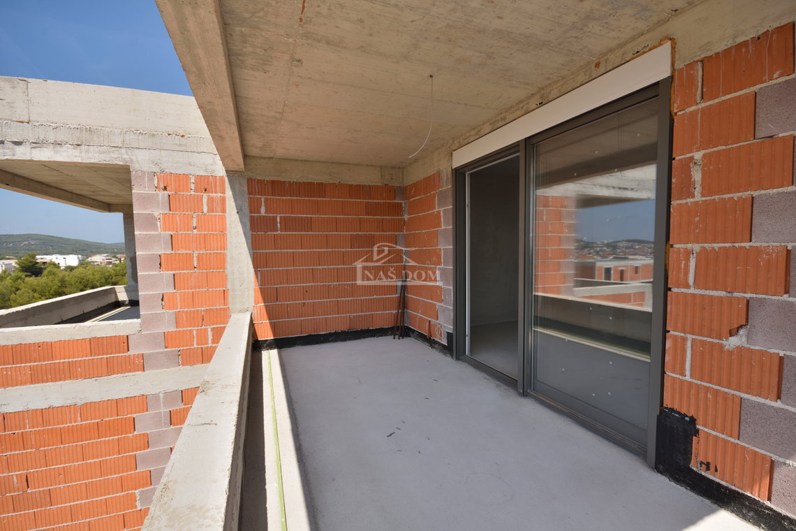 Luksuzni penthouse u Vodicama s panoramskim pogledom na more