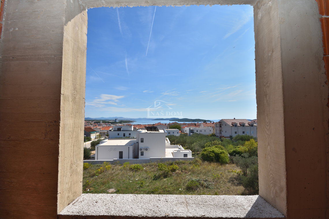 prekrasan pogled na more i vodice, s prozora u dnevnom boravku