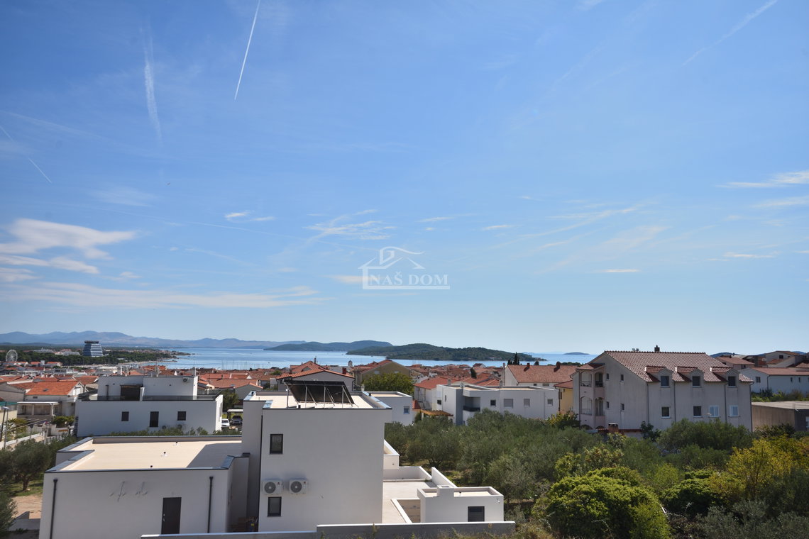 pogled na more i grad vodice