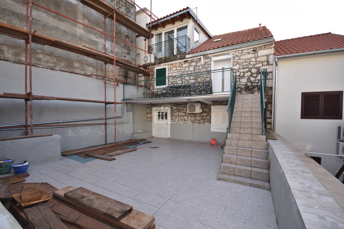Vodice - Dvoetažni stan u strogom centru grada