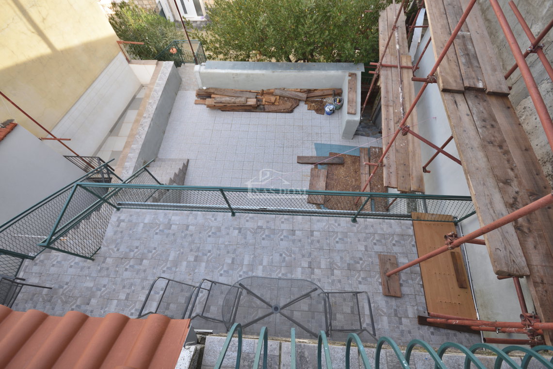 Vodice - Dvoetažni stan u strogom centru grada