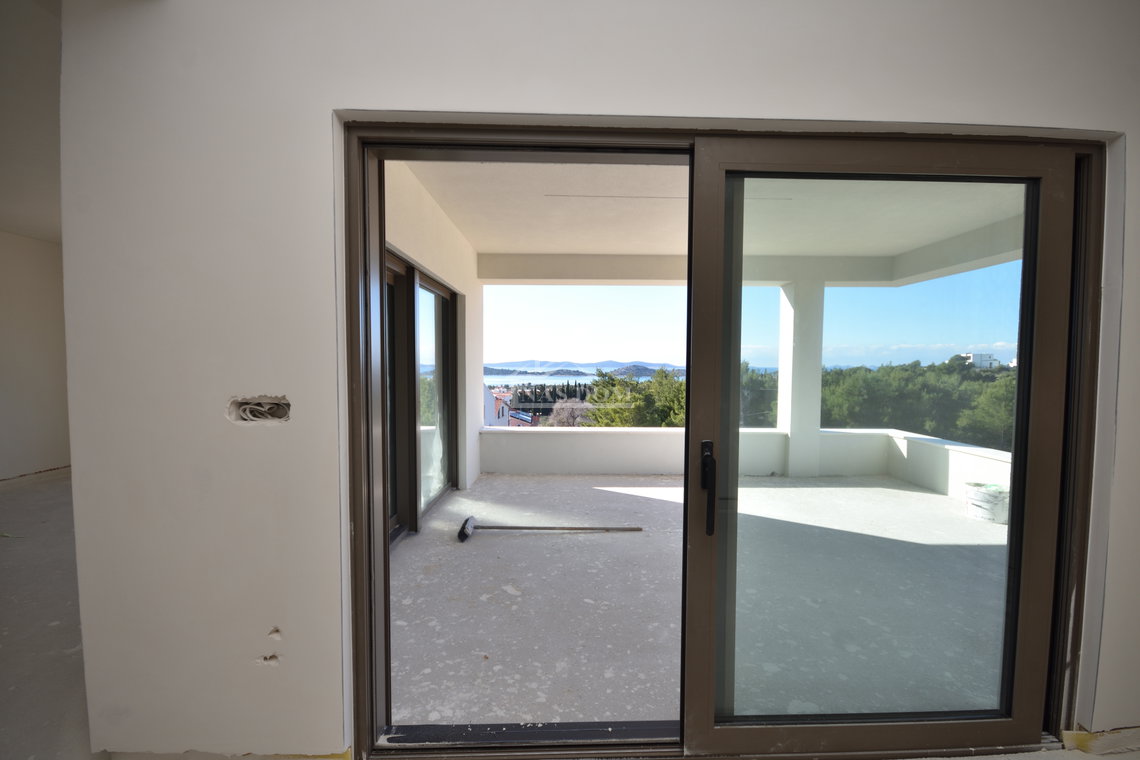 Vodice - Luksuzni stan S7 s tri spavaće sobe, pogled na more, prvi kat