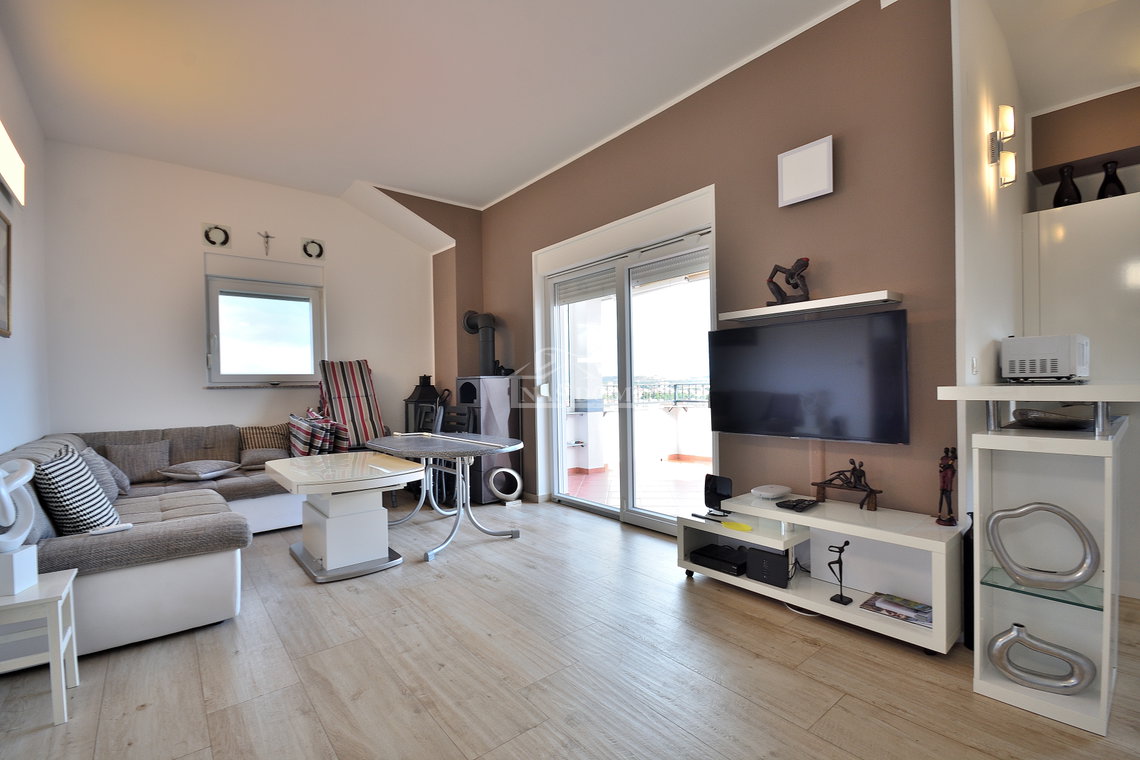 Vodice - namješten dvosoban stan s velikom terasom