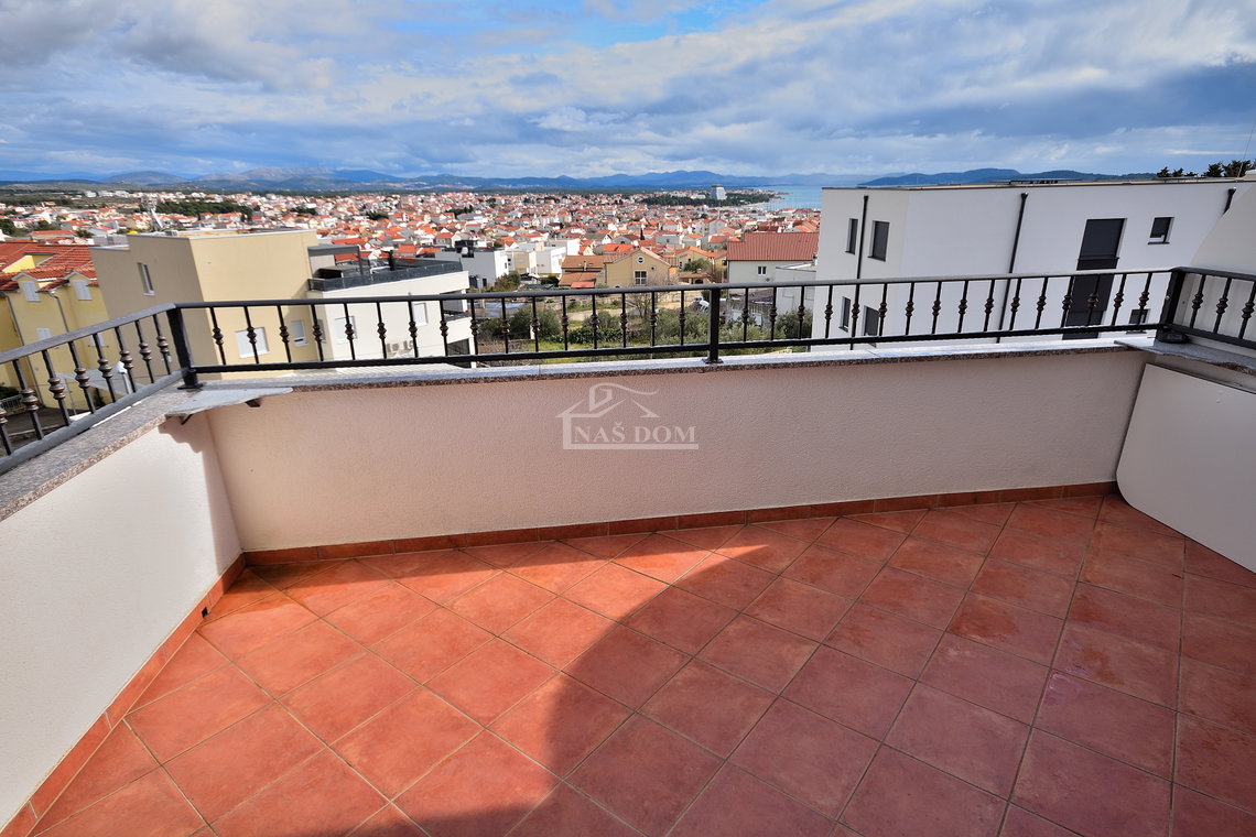 Vodice - namješten dvosoban stan s velikom terasom