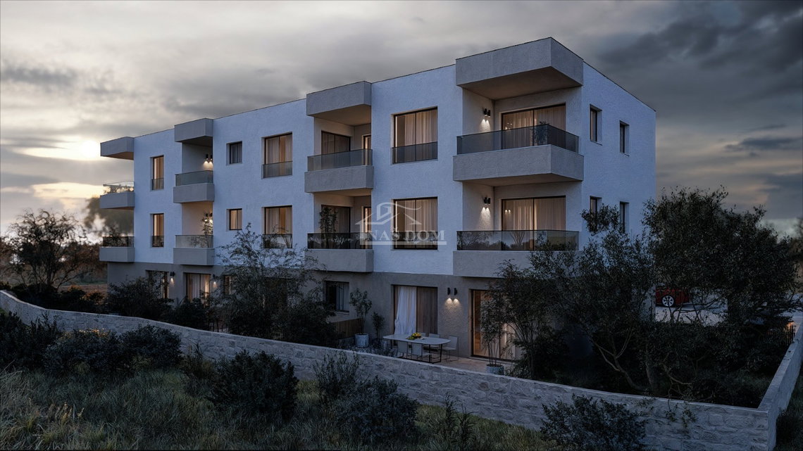 Moderna novogradnja u Vodicama – kvalitetna gradnja, 1100 m do plaže