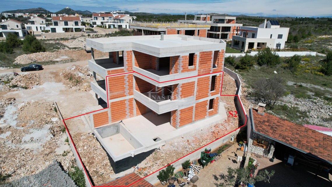 Vodice - Luksuzni dvoetažni stan S2 s bazenom i vrtom, pogled na more
