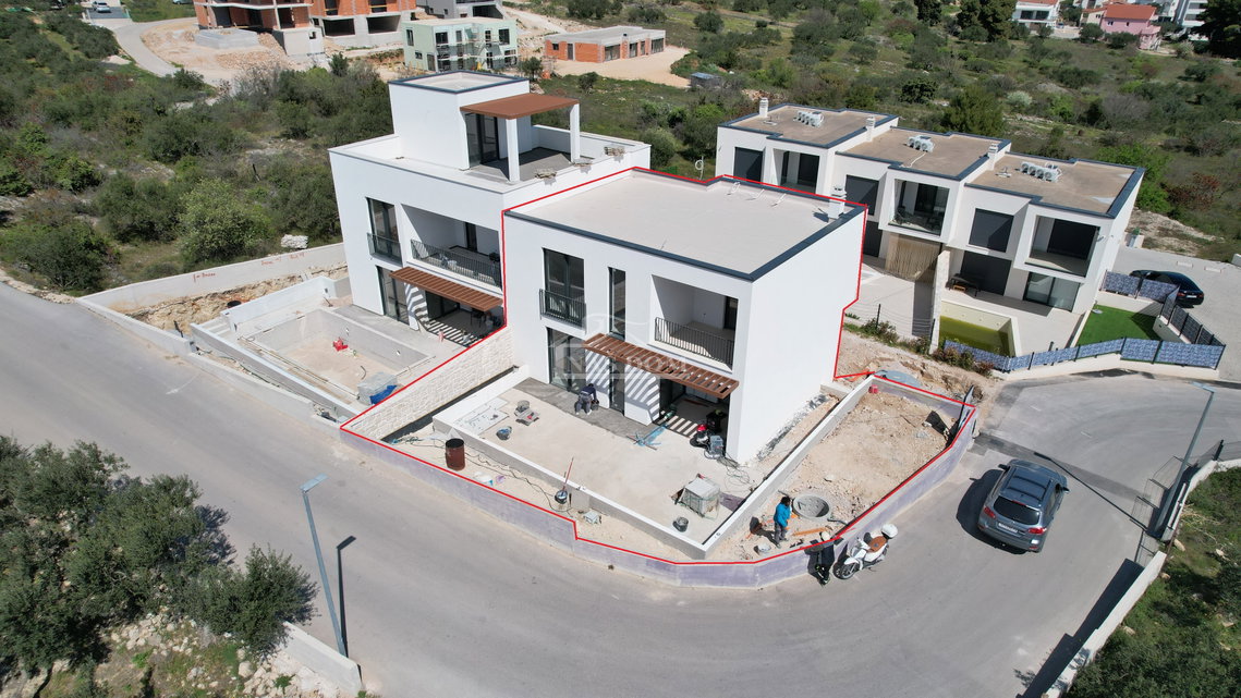 Vodice - Moderna dvojna kuća S2, 1300m od plaže