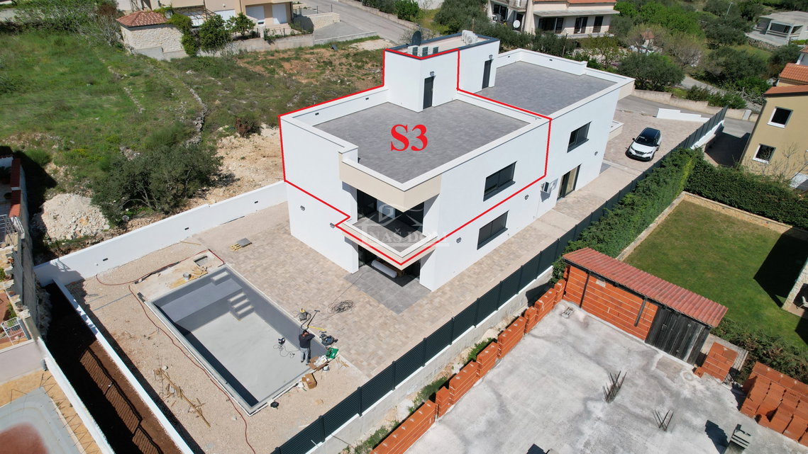 Vodice - Stan S3 na prvom katu s krovnom terasom, pogled na more