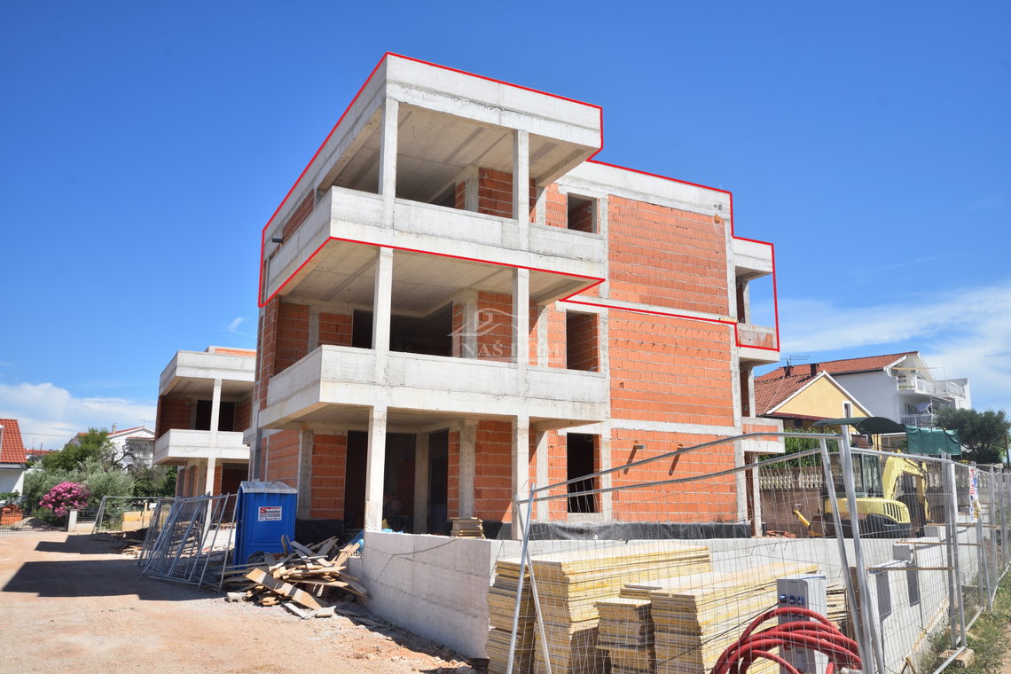 Luksuzni penthouse u Vodicama s pogledom na more – vanjski izgled zgrade